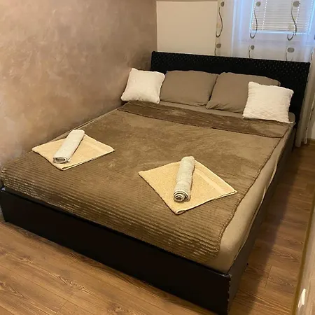 Perisic Lux Obrenovac, Sa Parkingom Daire *